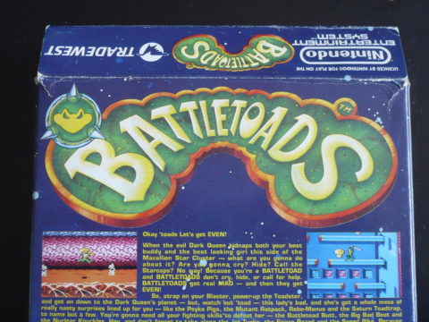 Dos de la boîte de Battletoads sur NES après décollage de l'attache de rayonnage en plastique.