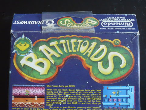 Dos de la boîte de Battletoads sur NES avec une attache de rayonnage en plastique.