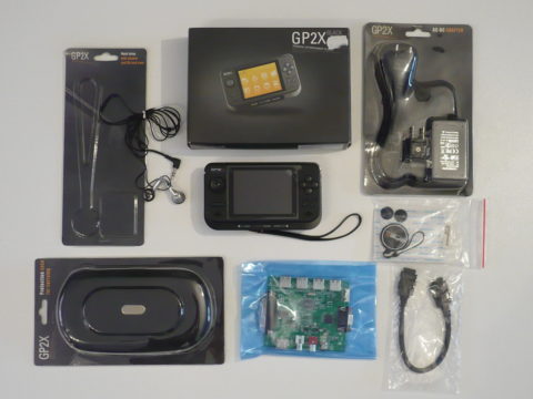 Gamepark GP2X noire avec quelques accessoires